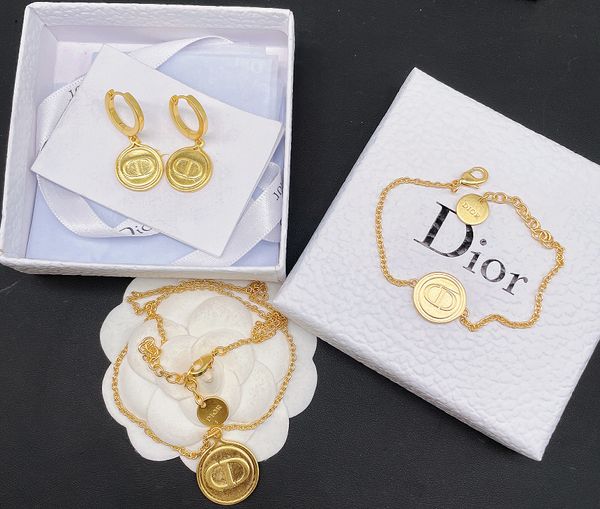 the factory directly d family new letter necklace di earrings cd minority star same bracelet, Golden
the factory directly d family new letter necklace di earrings cd minority star same bracelet, Golden
