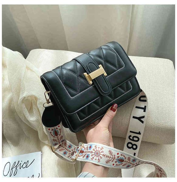 lingge embroidered thread women's spring messenger red texture foreign style small square bag
lingge embroidered thread women's spring messenger red texture foreign style small square bag