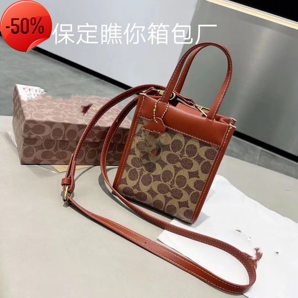 fashion luxury designer2022 summer kou new mini tote versatile women's handbag c family single shoulder messenger bag
fashion luxury designer2022 summer kou new mini tote versatile women's handbag c family single shoulder messenger bag