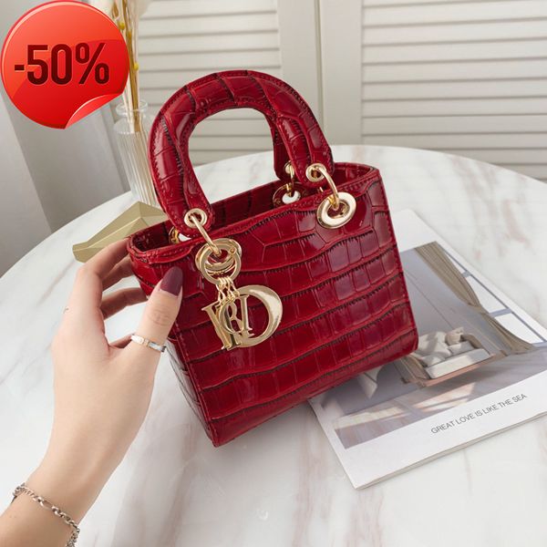 the factory directly crocodile pattern net red texture black msenger princs diana 2022 new portable fashion small bag
the factory directly crocodile pattern net red texture black msenger princs diana 2022 new portable fashion small bag