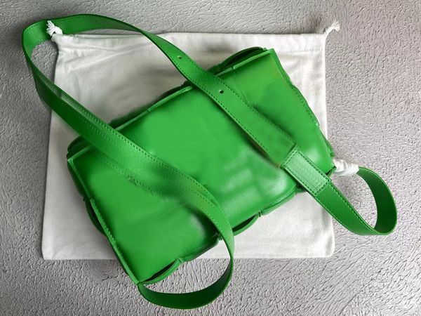 fashionable green shoulder bag leather retro style design classic casual meal bag women
fashionable green shoulder bag leather retro style design classic casual meal bag women