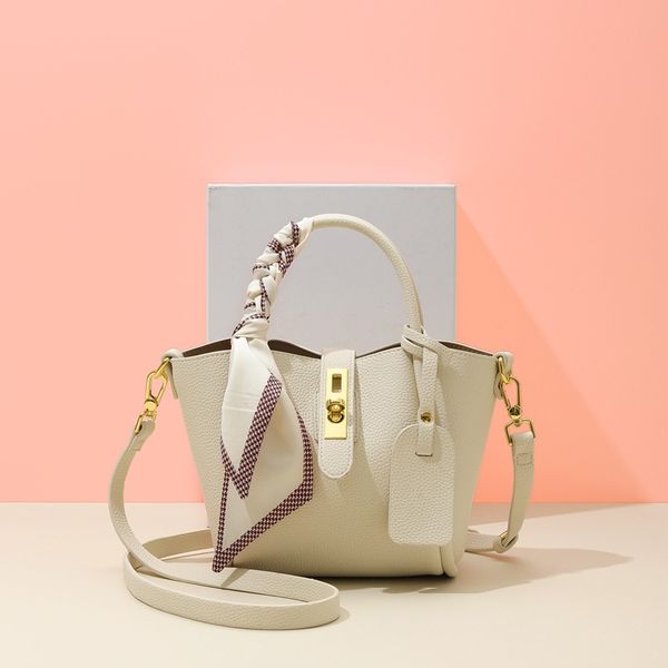 designer bag hobos shoulder bags with sewing lines and large capacity 26cm
designer bag hobos shoulder bags with sewing lines and large capacity 26cm