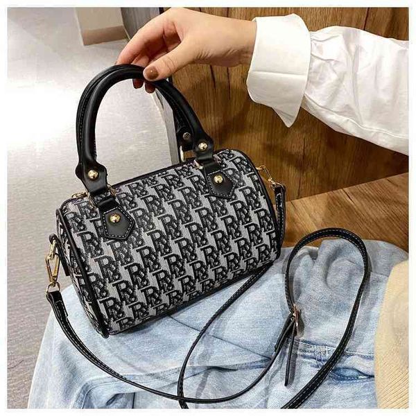 purse style handbag women's new signature versatile one shoulder messenger bag
purse style handbag women's new signature versatile one shoulder messenger bag