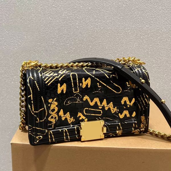 22ss classic quilted boy graffiti flap bag leather print letters ladies metal chain shoulder strap crossbody girls luxury designer french st
22ss classic quilted boy graffiti flap bag leather print letters ladies metal chain shoulder strap crossbody girls luxury designer french st