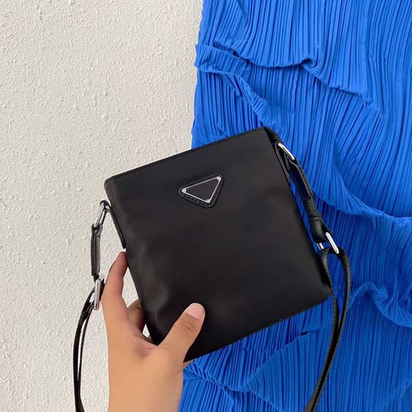 quality handbag new women's re-edition 2005 bags tote nylon shoulderbag luxury designer shoulder bag crossbody purse messenger bag mini
quality handbag new women's re-edition 2005 bags tote nylon shoulderbag luxury designer shoulder bag crossbody purse messenger bag mini