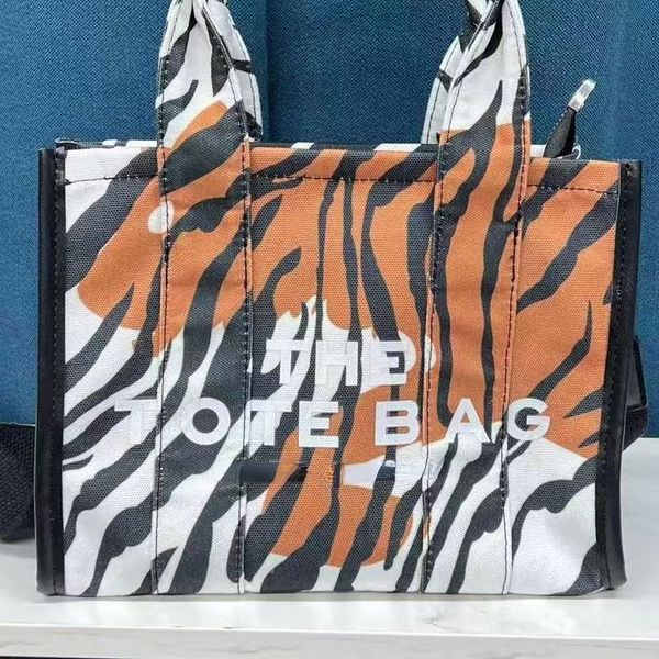 2022 new tote bag op63 is designed for women to create a stylish high-capacity hand-held cross striped luxury designer shopping bag for spri
2022 new tote bag op63 is designed for women to create a stylish high-capacity hand-held cross striped luxury designer shopping bag for spri