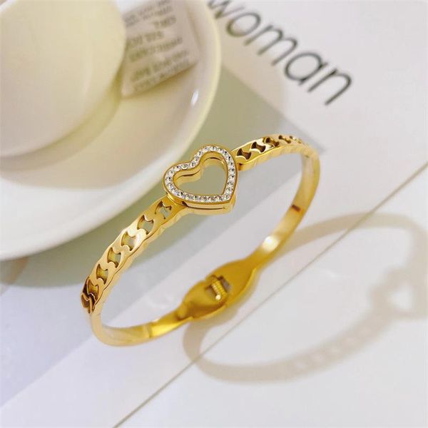 selling new stainless steel bracelet hollowed out love shaped 18k gold plated female bracelet, Golden;silver
selling new stainless steel bracelet hollowed out love shaped 18k gold plated female bracelet, Golden;silver