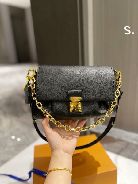 classics one shoulder crossbody bag under arm postman bags calfskin croissant bag black leather classic strap chain print size:24*14cm
classics one shoulder crossbody bag under arm postman bags calfskin croissant bag black leather classic strap chain print size:24*14cm