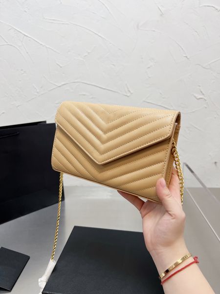 designer hands square fat pack caviar leather envelope hand classic female character chain shoulder bag of 22 cm high quality
designer hands square fat pack caviar leather envelope hand classic female character chain shoulder bag of 22 cm high quality