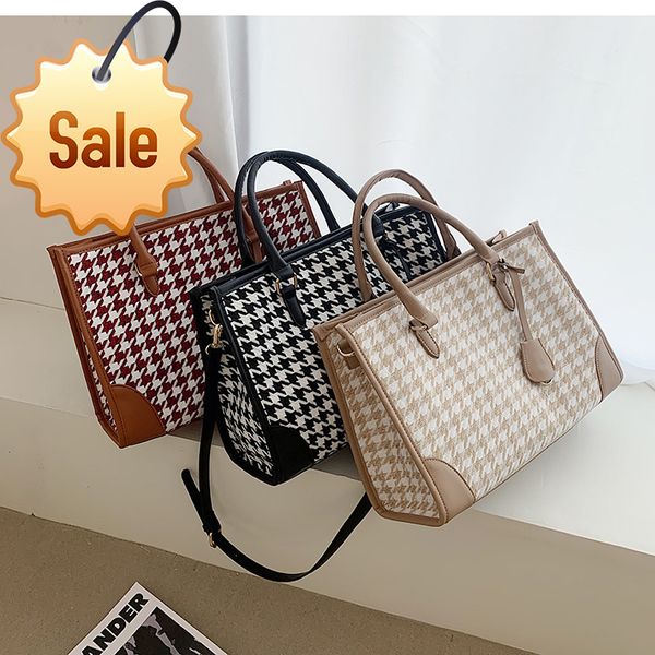 2022 trendy fashion design ladies bags factory direct clothing simple women's and winter new high-capacity shoulder red portable
2022 trendy fashion design ladies bags factory direct clothing simple women's and winter new high-capacity shoulder red portable