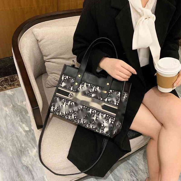 factory direct sale retro jacquard embroidery large capacity tote bag 202 new printing foreign style leisure portable temperament messenger
factory direct sale retro jacquard embroidery large capacity tote bag 202 new printing foreign style leisure portable temperament messenger