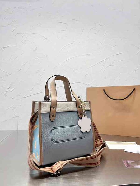 luxury square hand messenger bag crossbody wallet for women brand designer shoulder clutch strap fashion single purses 221221
luxury square hand messenger bag crossbody wallet for women brand designer shoulder clutch strap fashion single purses 221221