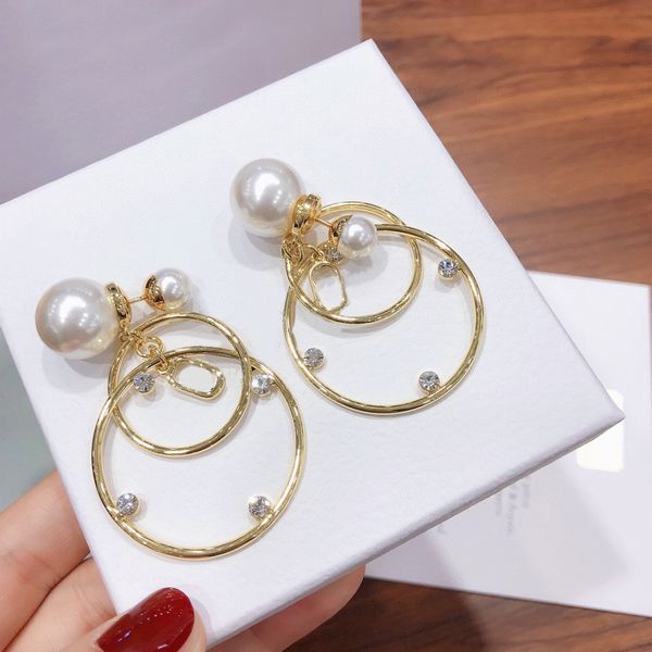 fashion brand pearl letter circle charm dangle earring stud bijoux luxury designer earrings have stamps for women lady wedding party jewelry, Silver
fashion brand pearl letter circle charm dangle earring stud bijoux luxury designer earrings have stamps for women lady wedding party jewelry, Silver