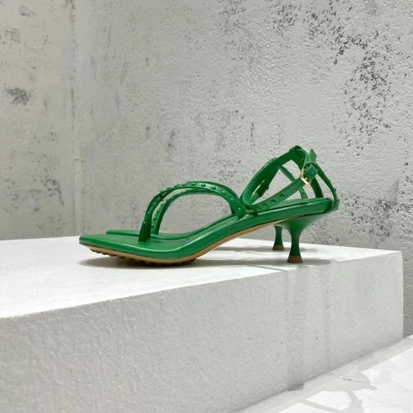 2022 new european style women's gladiator sandals fashion fruit color slippers roman woven transparent color lrather weaving slipper, Black
2022 new european style women's gladiator sandals fashion fruit color slippers roman woven transparent color lrather weaving slipper, Black
