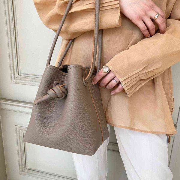 evening bags genuine leather brand designer women s bag drawstring knot bucket shoulder fashion luxury female handbag 2022 bolsa 220420
evening bags genuine leather brand designer women s bag drawstring knot bucket shoulder fashion luxury female handbag 2022 bolsa 220420