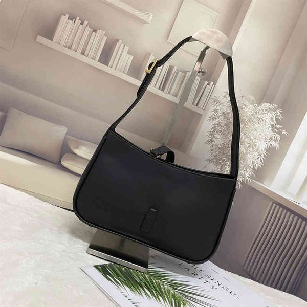 antique brand armpit small hand club shoulder leather hand female messenger bag
antique brand armpit small hand club shoulder leather hand female messenger bag