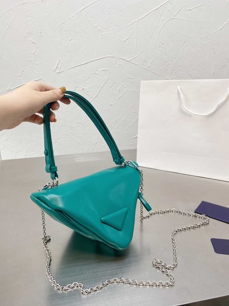 senior hardware and contracted design style bag is not only can hold convenient bags with long shoulder straps
senior hardware and contracted design style bag is not only can hold convenient bags with long shoulder straps