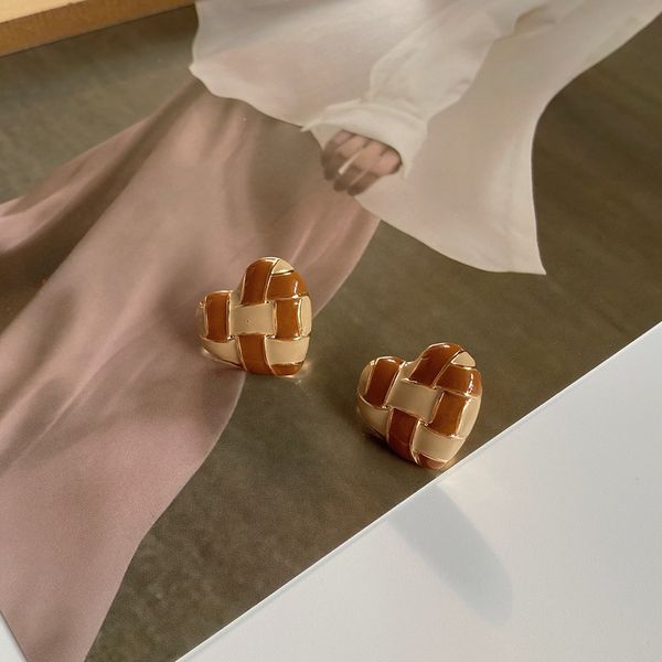 japanese and korean ins style stud fashion woven love earrings personality simple creative street shooting earrings, Golden;silver
japanese and korean ins style stud fashion woven love earrings personality simple creative street shooting earrings, Golden;silver