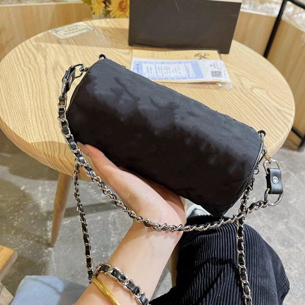 popular new pencil case pillow bag two straps simple luxury high-end senior designer pure black mesh corrugated gift box packaging
popular new pencil case pillow bag two straps simple luxury high-end senior designer pure black mesh corrugated gift box packaging