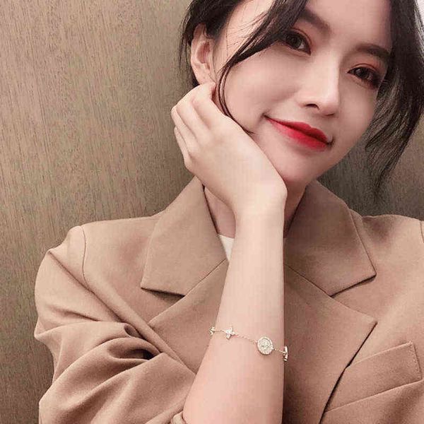 classic fashion women's bracelets brand zircon inlaid plum blossom cross light luxury designer female high-grade feeling ring chain bra, Black
classic fashion women's bracelets brand zircon inlaid plum blossom cross light luxury designer female high-grade feeling ring chain bra, Black