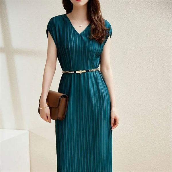 mid-length v-neck pleated dress female summer style korean fashion temperament sleeveless lace-up casual 220426, Black;gray
mid-length v-neck pleated dress female summer style korean fashion temperament sleeveless lace-up casual 220426, Black;gray