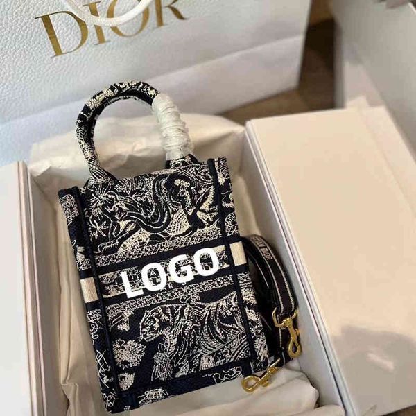 bag women's 2022 new family mini small tot embroidered hand korean version dijia shopping bag luxury designer
bag women's 2022 new family mini small tot embroidered hand korean version dijia shopping bag luxury designer