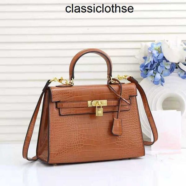 bag designer luxury totes leather woman clutch handbag crocodile pattern pochette rouge togo with gold hardware
bag designer luxury totes leather woman clutch handbag crocodile pattern pochette rouge togo with gold hardware