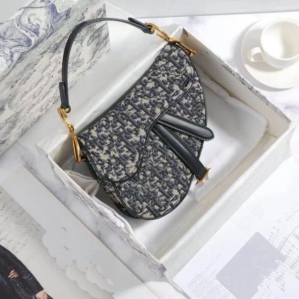 2022 crossbody bag fashion ladies crossbody shoulder letter pattern simple style with dustproof
2022 crossbody bag fashion ladies crossbody shoulder letter pattern simple style with dustproof