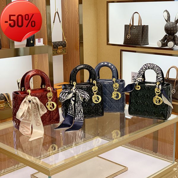 the factory directly 2022 new fashion women's patent leather portable princs bag letter pendant solid color single shoulder msenger bag
the factory directly 2022 new fashion women's patent leather portable princs bag letter pendant solid color single shoulder msenger bag