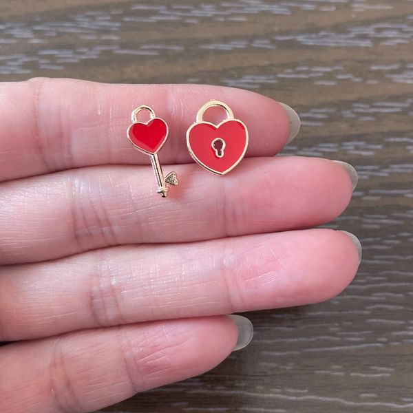 50pcs red heart shaped lock key pendant charm for diy jewelry making bracelets charms necklace earrings keychains bookmark zipper pull, Bronze;silver
50pcs red heart shaped lock key pendant charm for diy jewelry making bracelets charms necklace earrings keychains bookmark zipper pull, Bronze;silver