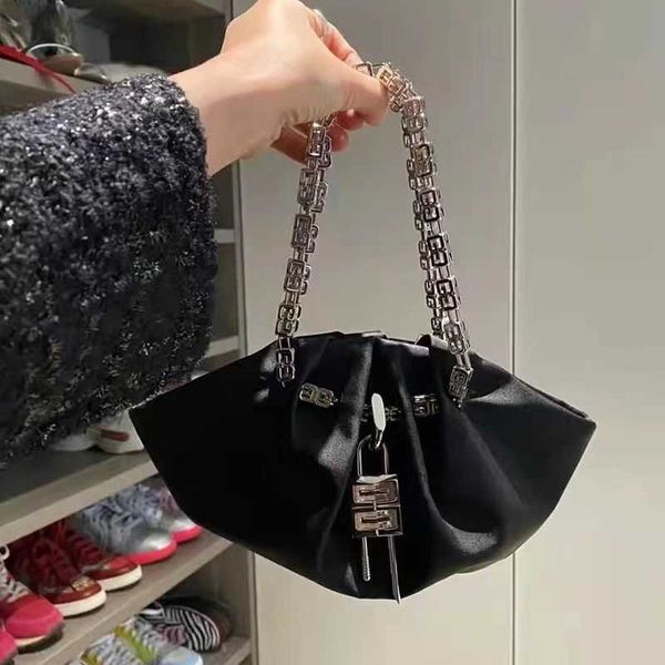 texture niche bag women's 2022 new popular silk dumpling handbag wrinkled one shoulder armpit chain bag
texture niche bag women's 2022 new popular silk dumpling handbag wrinkled one shoulder armpit chain bag
