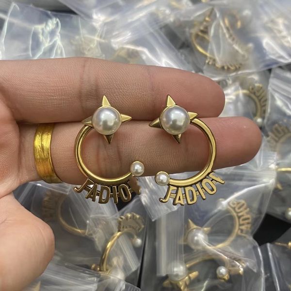 2022 new d jia di semicircular letter ja pearl earrings female fashion circular geometric, Golden
2022 new d jia di semicircular letter ja pearl earrings female fashion circular geometric, Golden