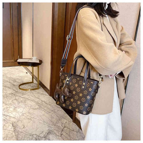 design bag women's 2022 new fashion portable personalized versatile tote letter shoulder messenger bags woman purse and handbags
design bag women's 2022 new fashion portable personalized versatile tote letter shoulder messenger bags woman purse and handbags