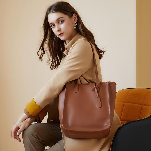 evening bags 2022 winter genuine leather women's shouder european style retro solid color handbags for female all-match cowhide tote
evening bags 2022 winter genuine leather women's shouder european style retro solid color handbags for female all-match cowhide tote