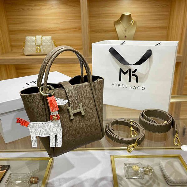 handbags bag women 2022 new litchi pattern bucket versatile commuter portable vegetable basket one shoulder messenger women's
handbags bag women 2022 new litchi pattern bucket versatile commuter portable vegetable basket one shoulder messenger women's