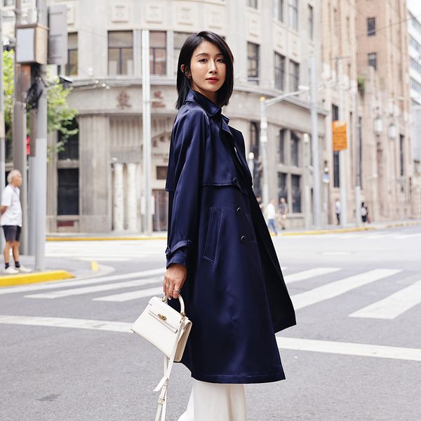 spring and autumn new high-end acetic acid coat female 2022 design feeling light mature ethos medium satin trench coat dark blue fy009-1, Tan;black
spring and autumn new high-end acetic acid coat female 2022 design feeling light mature ethos medium satin trench coat dark blue fy009-1, Tan;black