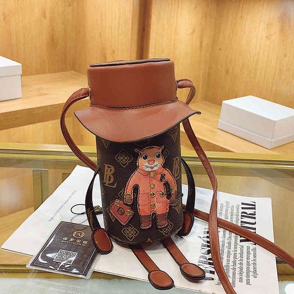 2022 factory wholesale new high sense small women's autumn and winter fashion printed messenger mobile phone versatile cylinder bag
2022 factory wholesale new high sense small women's autumn and winter fashion printed messenger mobile phone versatile cylinder bag