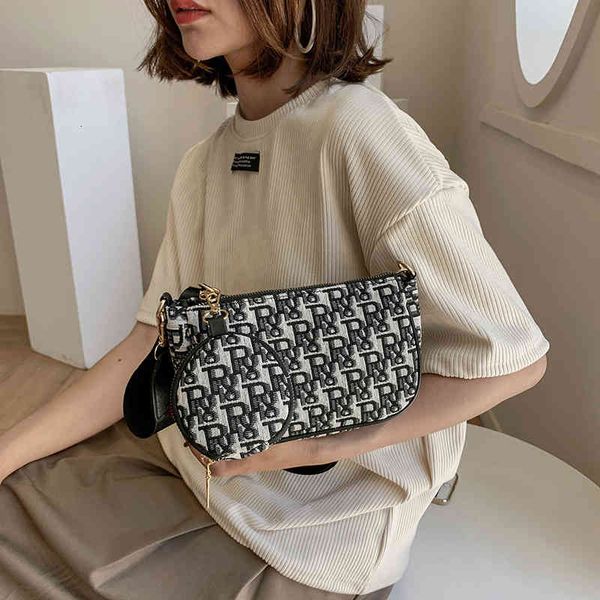handbags bags fashion women's texture single shoulder korean version trend messenger letter, Black;red
handbags bags fashion women's texture single shoulder korean version trend messenger letter, Black;red