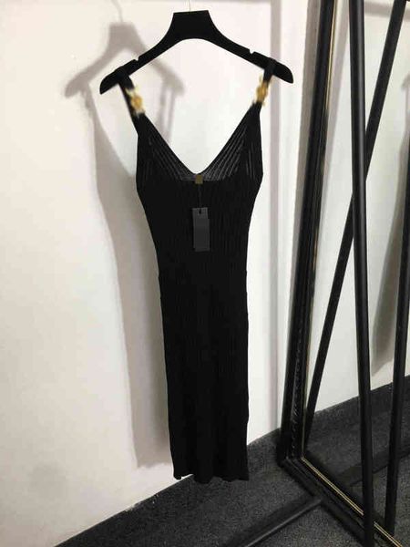 designer summer new beauty portrait metal shoulder button pit stripe v-neck knitted suspender dress long skirt, Black;gray
designer summer new beauty portrait metal shoulder button pit stripe v-neck knitted suspender dress long skirt, Black;gray