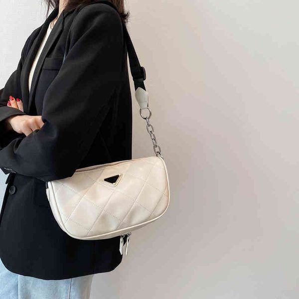 2022 factory wholesale new women's net red versatile pu pillow women's messenger niche design cowhide ling lattice shoulder bag 
2022 factory wholesale new women's net red versatile pu pillow women's messenger niche design cowhide ling lattice shoulder bag