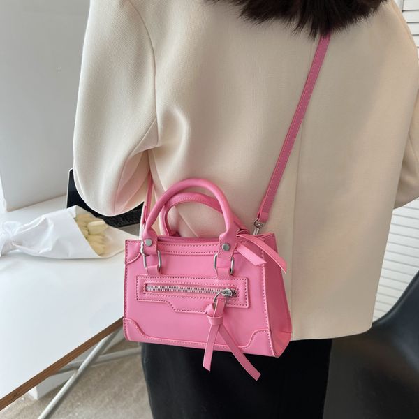 designer bags niche women's 2022 summer new fashion portable motorcycle lady single shoulder messenger
designer bags niche women's 2022 summer new fashion portable motorcycle lady single shoulder messenger