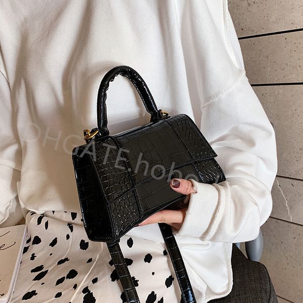 luxurys designers shoulder bags famous mini half moon bag lady canvas crocodile wallets fashion cross body purses women tote letter purse cl, Red;black
luxurys designers shoulder bags famous mini half moon bag lady canvas crocodile wallets fashion cross body purses women tote letter purse cl, Red;black