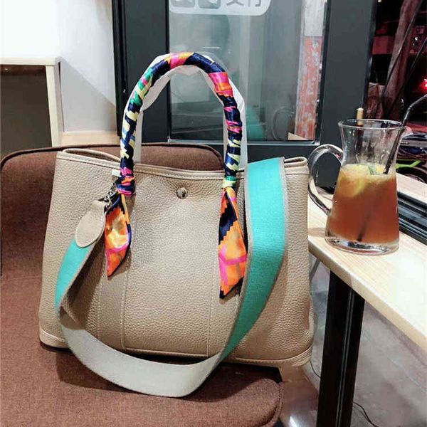 em'mas leisure women's bag garden lychee pattern layer leather hand-held single shoulder messenger bag with canvas shoulder strap
em'mas leisure women's bag garden lychee pattern layer leather hand-held single shoulder messenger bag with canvas shoulder strap