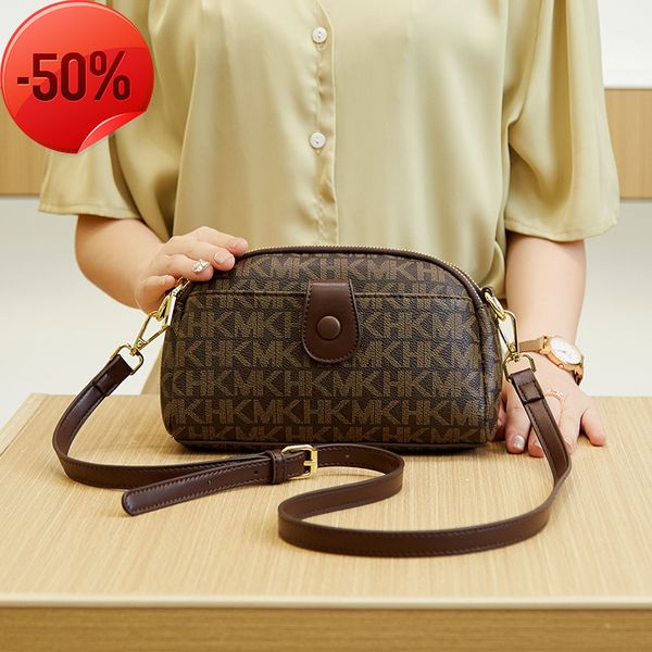 fashion luxury designershell korean version easy to take 2022 summer new printed small square single shoulder messenger mobile phone bag wom
fashion luxury designershell korean version easy to take 2022 summer new printed small square single shoulder messenger mobile phone bag wom
