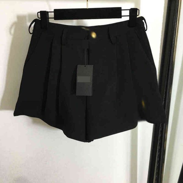 2022 early spring new letter hardware decoration slim a-line wide leg suit shorts, White;black
2022 early spring new letter hardware decoration slim a-line wide leg suit shorts, White;black