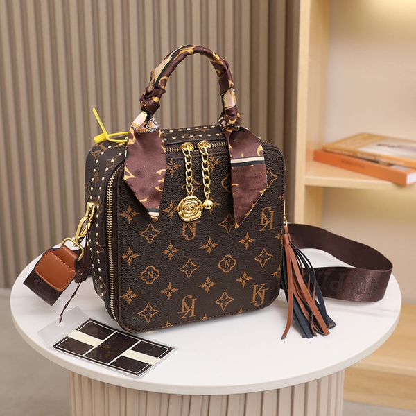 wholesale ladies leather shoulder bags thicken classic old color crossbody bag street personality rivet handbag sweet and lovely tassel ribb
wholesale ladies leather shoulder bags thicken classic old color crossbody bag street personality rivet handbag sweet and lovely tassel ribb