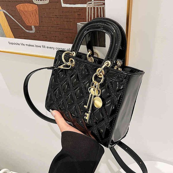 trendy 2022 spring textured princess diana fashion one shoulder portable lingge women's simple trendy bag luxury designer
trendy 2022 spring textured princess diana fashion one shoulder portable lingge women's simple trendy bag luxury designer
