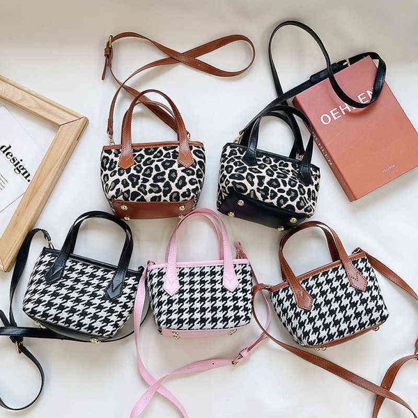 new korean children's bag fashion girl fashion one shoulder bucket bag letter lattice messenger bag female, Black
new korean children's bag fashion girl fashion one shoulder bucket bag letter lattice messenger bag female, Black
