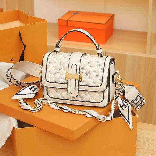 2022 new women's bag high sense three-layer rhombic lattice embroidered wire chain bag texture wide shoulder belt diagonal
2022 new women's bag high sense three-layer rhombic lattice embroidered wire chain bag texture wide shoulder belt diagonal