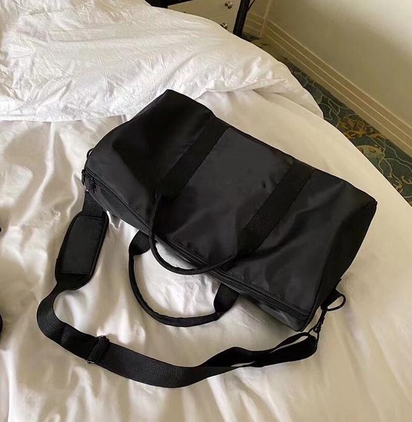 black simple nylon portable duffel bag designer waterproof men lady leisure high capacity cross body luxury solid color classic pattern trav
black simple nylon portable duffel bag designer waterproof men lady leisure high capacity cross body luxury solid color classic pattern trav
